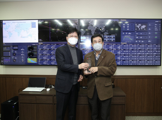 10일 HMM 본사에서 LG전자 왕철민(왼쪽) SCM경영센터장이 배재훈(오른쪽) HMM 대표이사에게 감사패를 전달하며 기념촬영을 하고 있다. <HMM 제공>